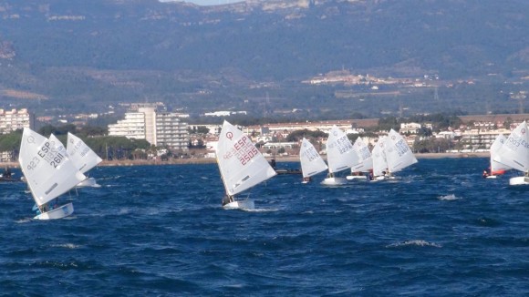 3 regatistes d’Optimist del Club disputen una duríssima Regata Cambrils a Bon Port