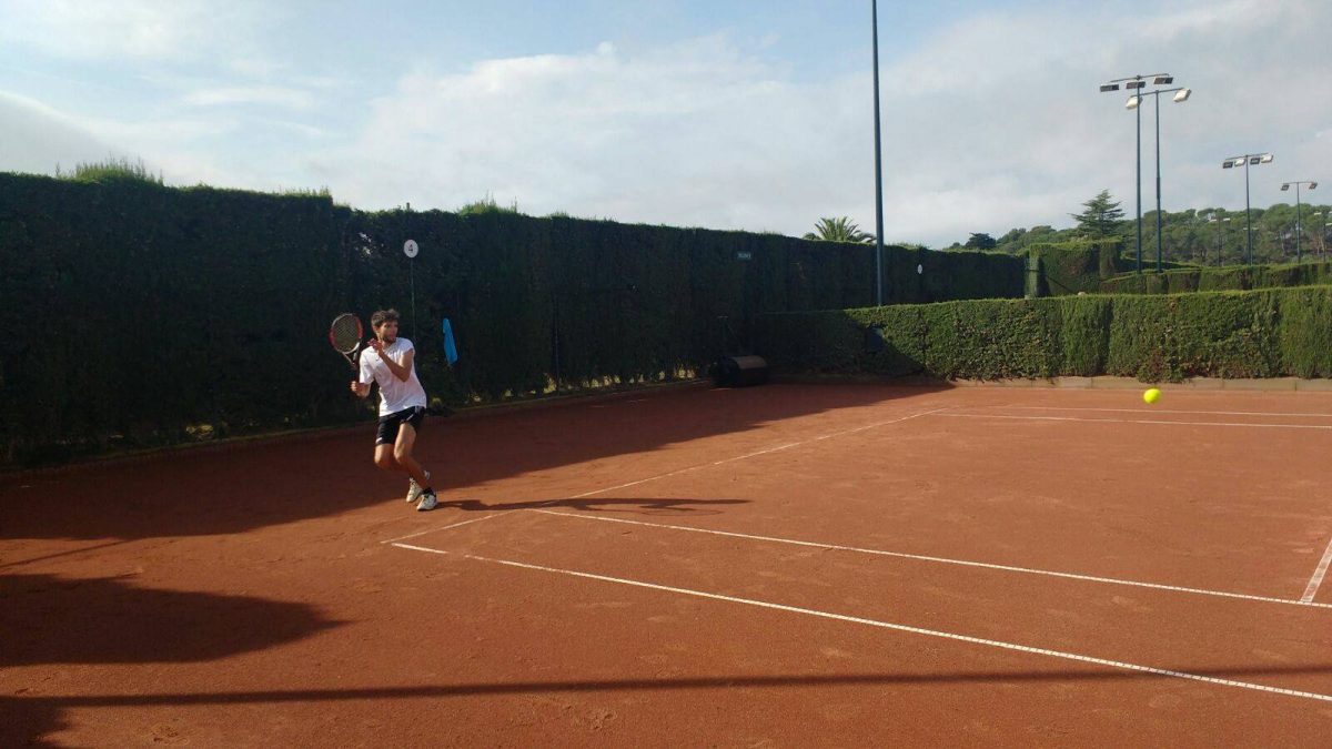 Albert Feixas lucha por la clasificación en el campeonato tenis +25