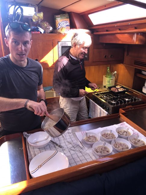 Il·lustració 2: Tomasso i Waldo preparant un ceviche de Tonyina