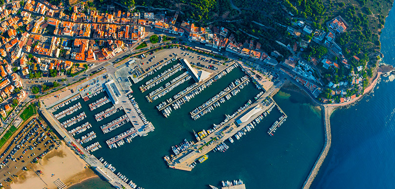 643 moorings in 70.000 m2 of completely renovated facilities and a whole world of services