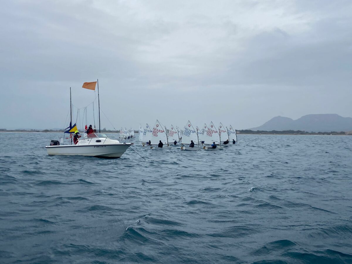 Més de 30 regatistes competeixen a la regata Optimist Estartit 2023