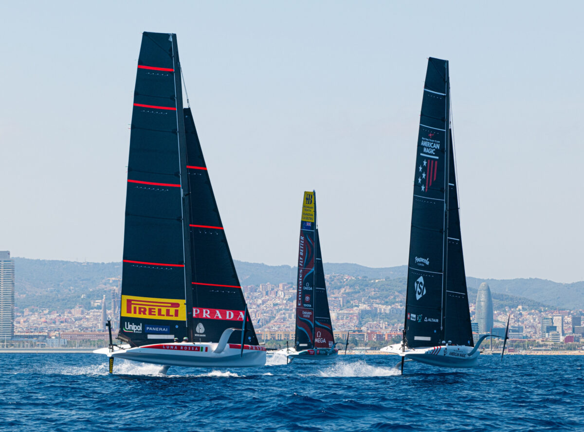 Gaudeix la regata preliminar de Vilanova i la Geltrú des de l’aigua